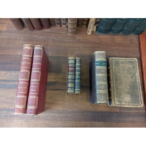 427 - A collection of vintage books to include: Waverley novels volumes 1-4, 