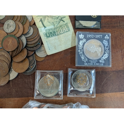 448 - A selection of British, Irish and foreign coinage, along with Brazilian and Japanese banknotes, to i... 