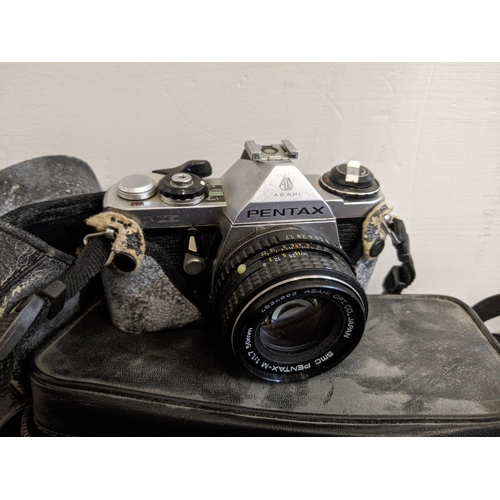 453 - A collection of cameras to include: a Kodak EK 160-EF, a Pentax ME, a Cannon Canonet QL25, others
Lo... 