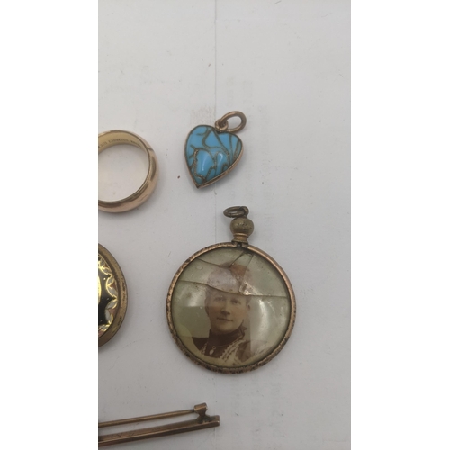 48 - Victorian and later jewellery to include a 9ct gold bar brooch 2.7g; a part gold ring tested as 9ct,... 