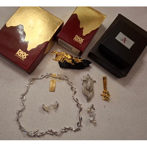 75 - A quantity of costume jewellery and collectables to include a Pierre Cardin silver tone and white cr... 