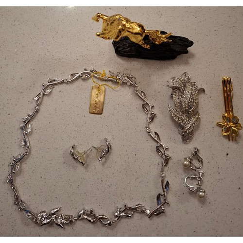 75 - A quantity of costume jewellery and collectables to include a Pierre Cardin silver tone and white cr... 