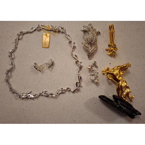 75 - A quantity of costume jewellery and collectables to include a Pierre Cardin silver tone and white cr... 