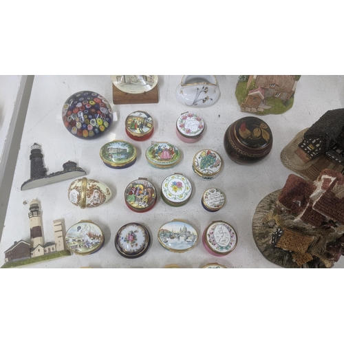 469 - A mixed lot of collectables to include enamel trinkets, David Winter houses, Lilliput Lane cottages,... 