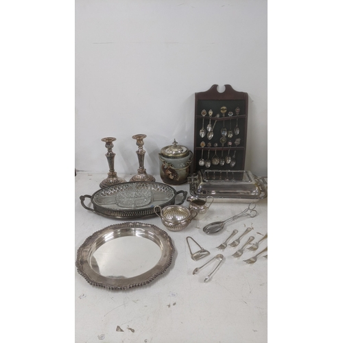 495 - Mixed silver plate to include a pair of Sheffield plated candlesticks. LOC: A1M