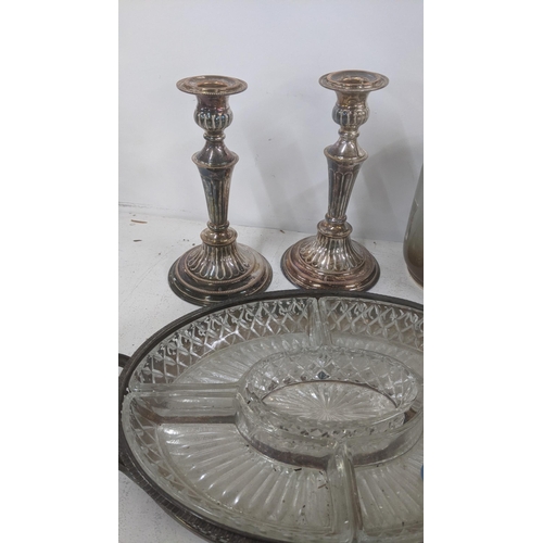 495 - Mixed silver plate to include a pair of Sheffield plated candlesticks. LOC: A1M