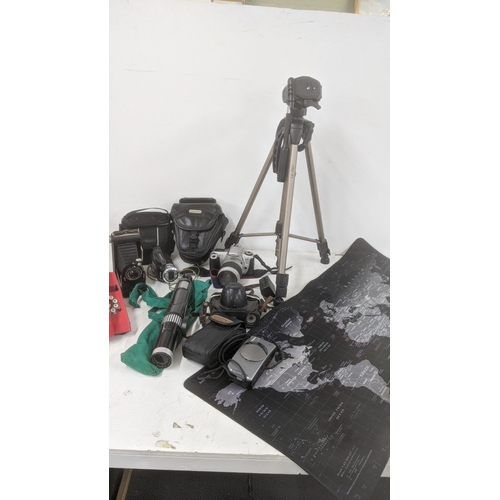 496 - A mixed lot of vintage film cameras and accessories Location: A2B
If there is no condition report sh... 