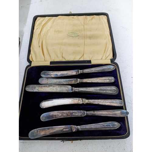 179 - A mahogany cased canteen of Community silver plate cutlery, butter knives with silver plated handles... 