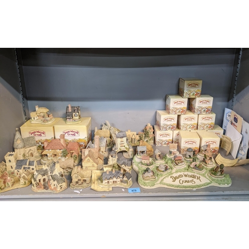 475 - A group of David Winter cottages to include a set of cameos on display stand, Kent Cottage, and othe... 