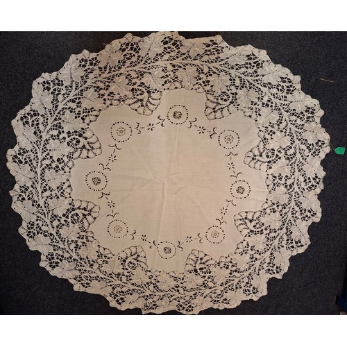 97 - A quantity of mainly early 20th Century lace and embroidered napkins, pyjama cases, doilies and smal... 