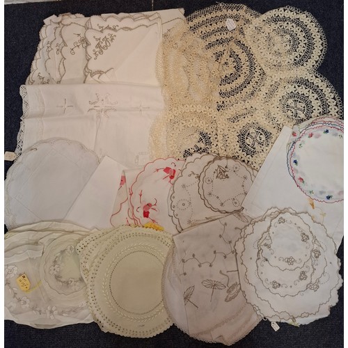 97 - A quantity of mainly early 20th Century lace and embroidered napkins, pyjama cases, doilies and smal... 