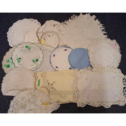 97 - A quantity of mainly early 20th Century lace and embroidered napkins, pyjama cases, doilies and smal... 