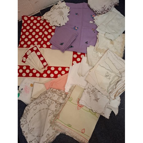 96 - A quantity of vintage table linen, mainly early to mid 20th Century white cotton tablecloths, placem... 