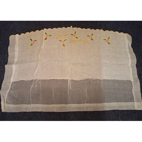 96 - A quantity of vintage table linen, mainly early to mid 20th Century white cotton tablecloths, placem... 