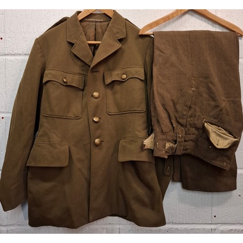 84 - A vintage 1940's Army uniform. Location:Rail
If there is no condition report, please request