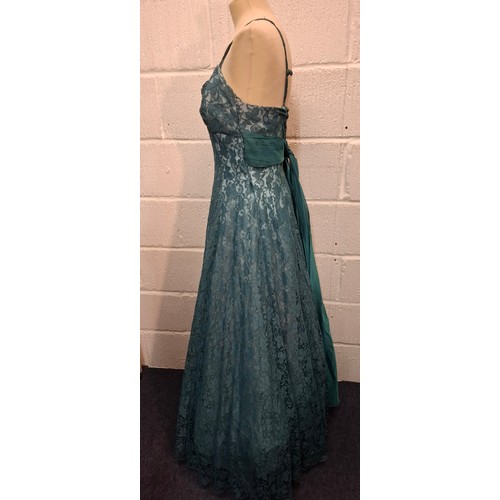 92 - A mid 20th Century Lee Delman for Bourne & Holligsworth fern green evening gown having a lace outer ... 