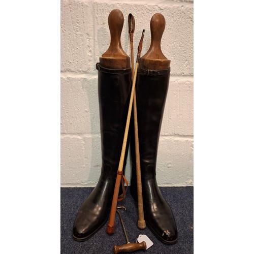 85 - A pair of vintage black riding boots, measures 11.5