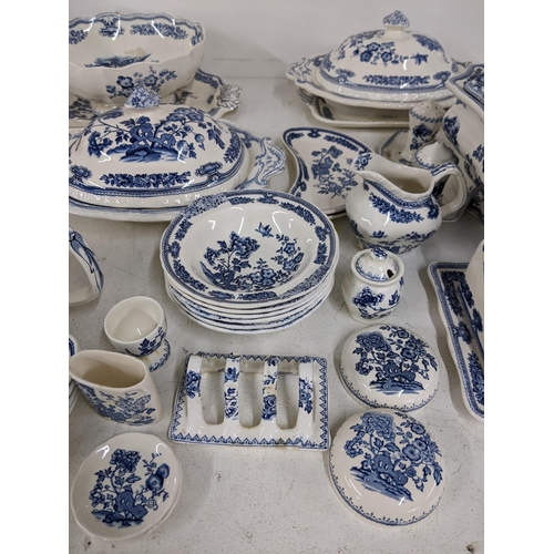 15 - A large collection of Masons Manchu blue and white patterned dinner service to include serving turee... 