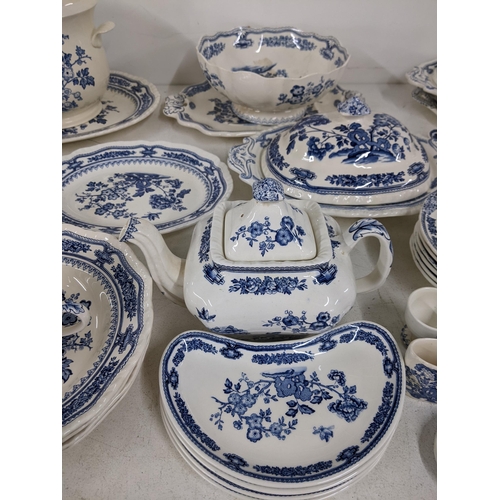 15 - A large collection of Masons Manchu blue and white patterned dinner service to include serving turee... 