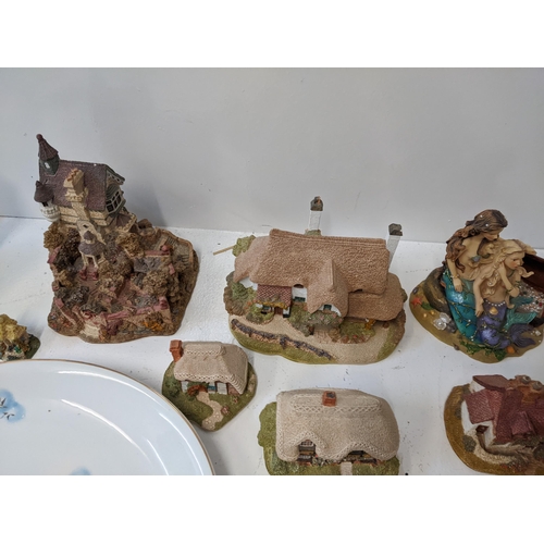 165 - A mixed lot of ceramics to include two limited edition Clarice Cliff reproduction collections plates... 