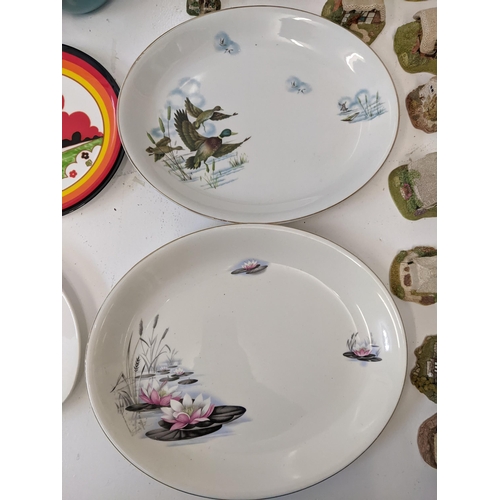 165 - A mixed lot of ceramics to include two limited edition Clarice Cliff reproduction collections plates... 