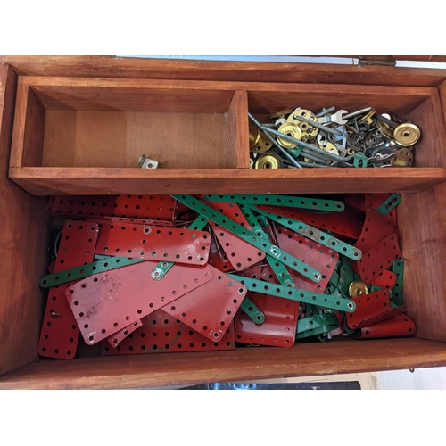 171 - A wooden box containing Meccano pieces, instructions for outfit no4
Location: GM
If there is no cond... 