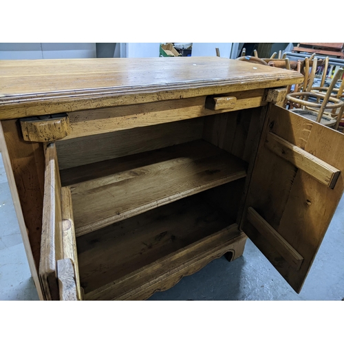 181 - A solid oak cabinet with double doors and two shelves, measuring 108cm x 99cm high
Location: GL
If t... 