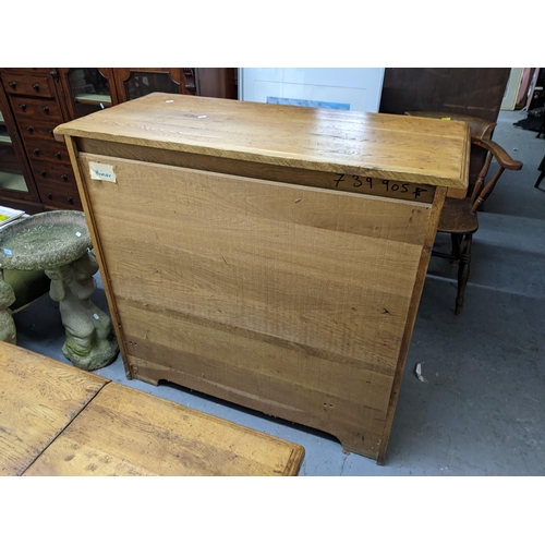 181 - A solid oak cabinet with double doors and two shelves, measuring 108cm x 99cm high
Location: GL
If t... 