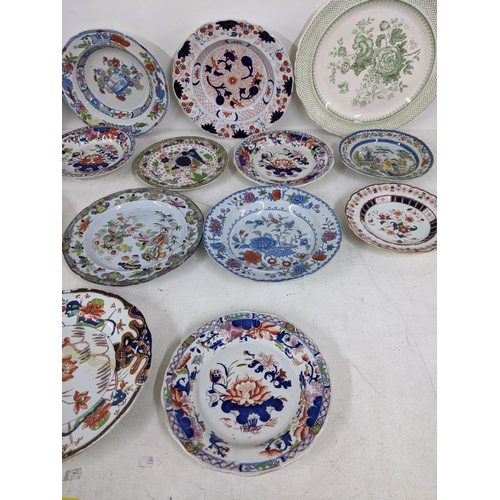 24 - Mostly Masons collectors/decorative plates to include a larger green and white charger - Paynsley pa... 