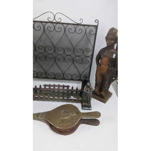 40 - A mixed lot of metalware to include fireside items to include fireside boy, two fire screens, and ot... 