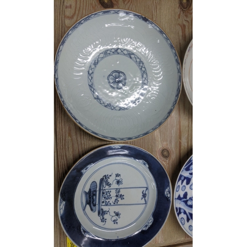 59 - An 18th century and later Chinese and Japanese plates to include: a Chinese blue and white Qing Dyna... 