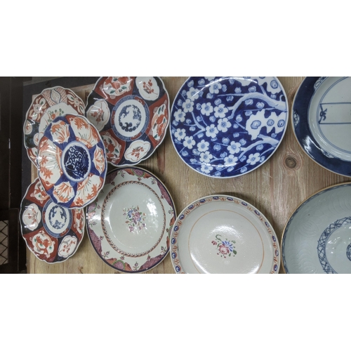 59 - An 18th century and later Chinese and Japanese plates to include: a Chinese blue and white Qing Dyna... 