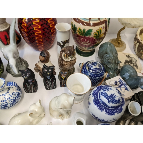 142 - A mixed lot of collectables to include a Poole Pottery vase, three cinnabar snuff boxes, oriental gi... 