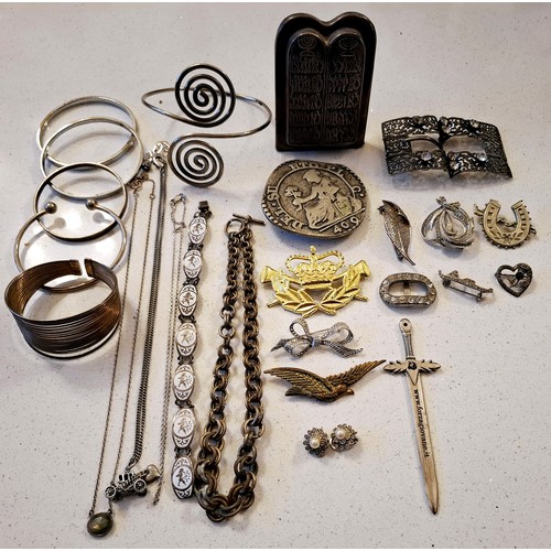 39 - A quantity of silver and silver tone jewellery and small collectables to include a silver Bar Mitzva... 