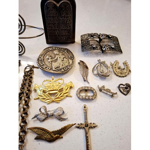 39 - A quantity of silver and silver tone jewellery and small collectables to include a silver Bar Mitzva... 