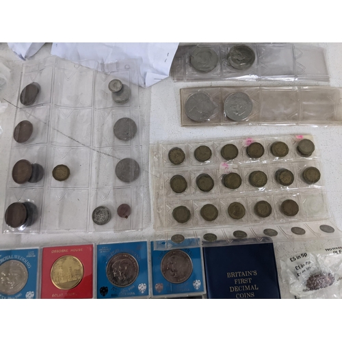 334 - Mixed coinage to include a large collection of pennies, some commemorative coins, mostly form the ea... 