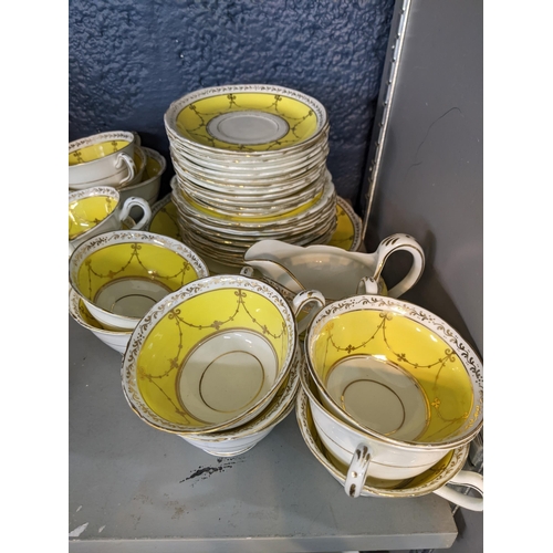 4 - A mixed lot of china and ceramics to include a de Olde English Grosvenor China tea set by Jackson an... 