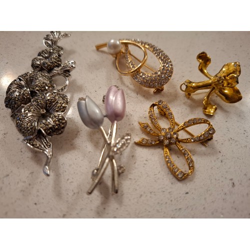 117 - A quantity of modern clip on earrings, paste stone brooches, a silver heart pendant on chain, a silv... 