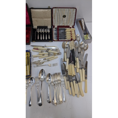 444 - Silver plated cutlery and flatware to include a soup ladle, a silver handled knife and other items
L... 