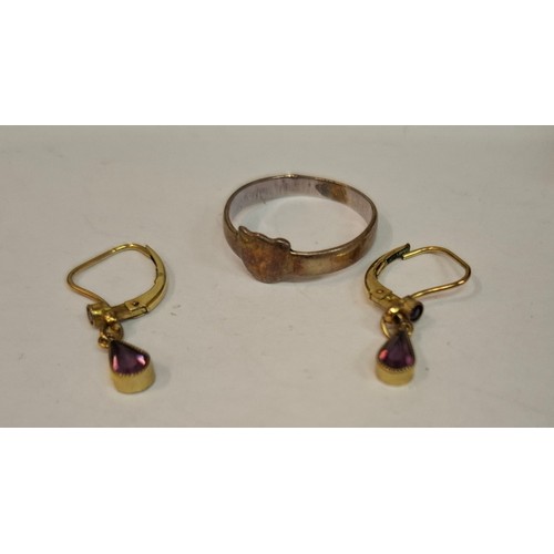 121 - A quantity of costume jewellery and a contemporary ladies Newbridge silver tone watch to include a p... 