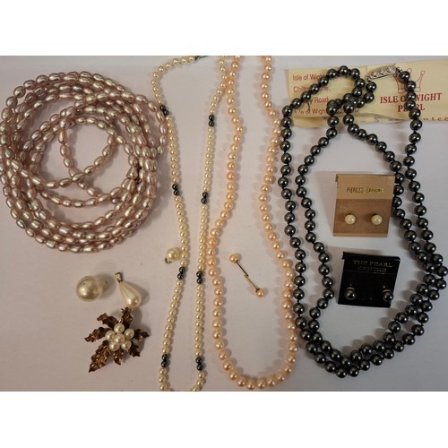 129 - ***THIS LOT HAS BEEN WITHDRAWN
A quantity of simulated and cultured pearl items to include necklaces... 