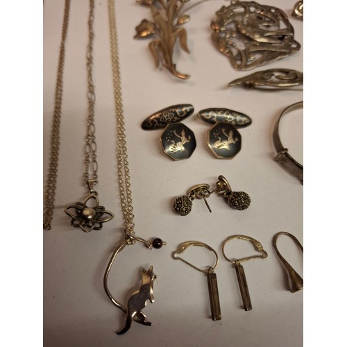 132 - ***THIS LOT HAS BEEN WITHDRAWN
A quantity of costume jewellery to include silver Art nouveau and lat... 