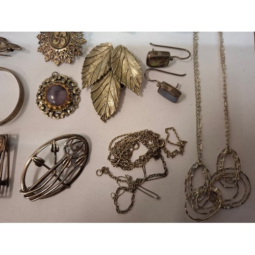 132 - ***THIS LOT HAS BEEN WITHDRAWN
A quantity of costume jewellery to include silver Art nouveau and lat... 