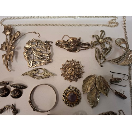 132 - ***THIS LOT HAS BEEN WITHDRAWN
A quantity of costume jewellery to include silver Art nouveau and lat... 