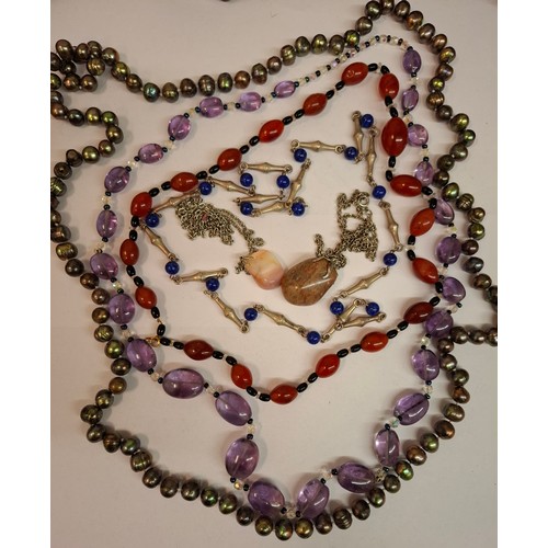 133 - ***THIS LOT HAS BEEN WITHDRAWN
Vintage bead necklaces to include a Carnelian and black bead example,... 