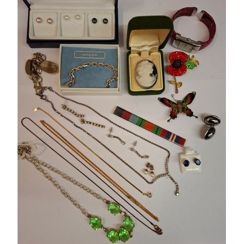 133 - ***THIS LOT HAS BEEN WITHDRAWN
Vintage bead necklaces to include a Carnelian and black bead example,... 