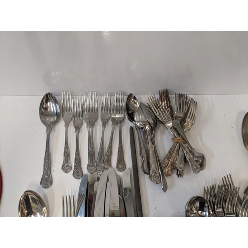 182 - A collection of silver plated kings pattern flatware to include teaspoons, a cadle, dinner forks and... 