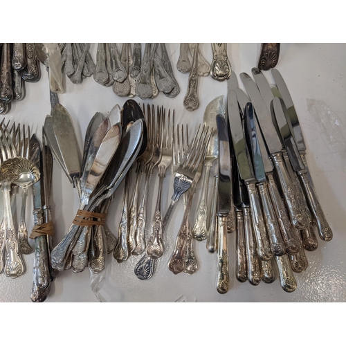 182 - A collection of silver plated kings pattern flatware to include teaspoons, a cadle, dinner forks and... 