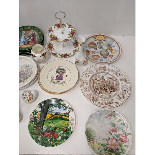 185 - A collection of ceramics to include various collectors plates, a Royal Albert old country roses patt... 