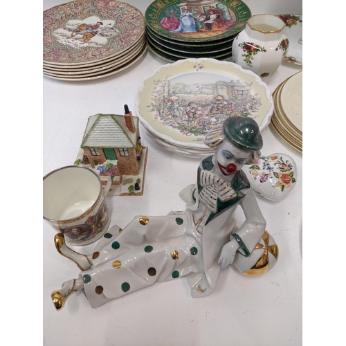 185 - A collection of ceramics to include various collectors plates, a Royal Albert old country roses patt... 